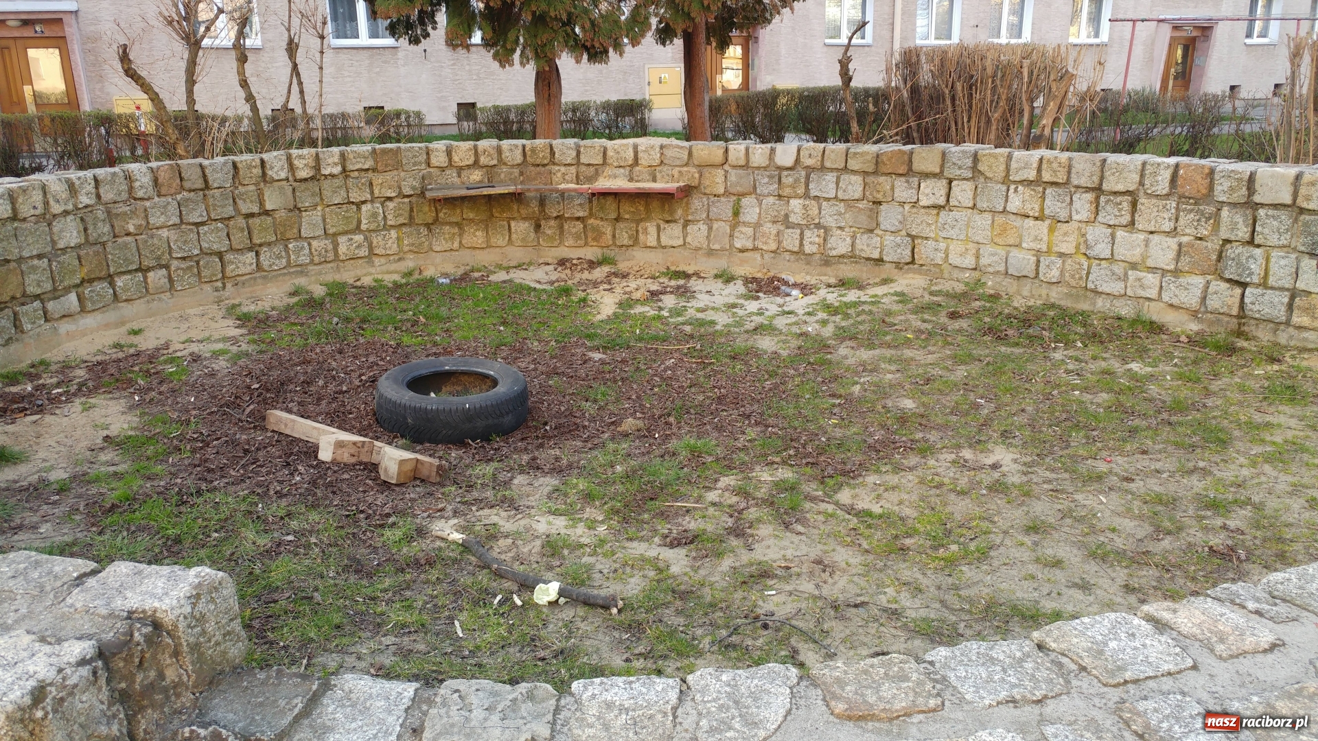 Zdjęcie w galerii na portalu naszraciborz.pl: List do redakcji. Piaskownica na miłośników piwa w samym sercu miasta  [FOTO]  wiadomości z regionu