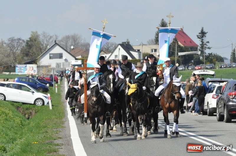 Zdjęcie w galerii na portalu naszraciborz.pl: Na procesji w Sudole biskup z Katowic oraz debiut nowego prezydenta [FOTO i WIDEO] wiadomości z regionu