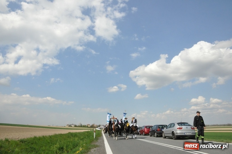 Zdjęcie w galerii na portalu naszraciborz.pl: Na procesji w Sudole biskup z Katowic oraz debiut nowego prezydenta [FOTO i WIDEO] wiadomości z regionu