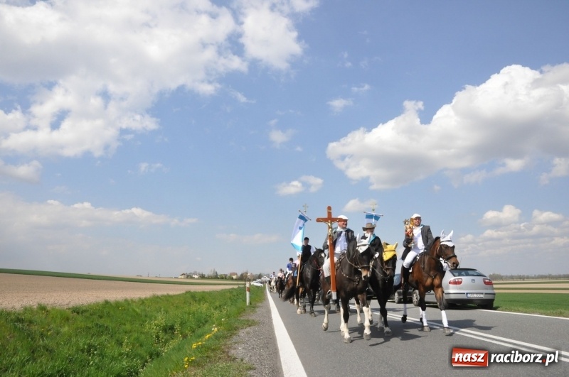 Zdjęcie w galerii na portalu naszraciborz.pl: Na procesji w Sudole biskup z Katowic oraz debiut nowego prezydenta [FOTO i WIDEO] wiadomości z regionu
