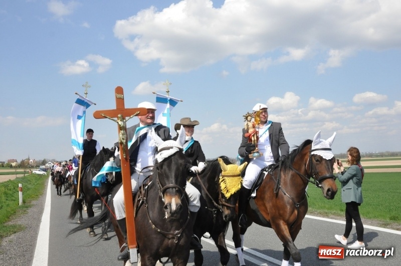 Zdjęcie w galerii na portalu naszraciborz.pl: Na procesji w Sudole biskup z Katowic oraz debiut nowego prezydenta [FOTO i WIDEO] wiadomości z regionu