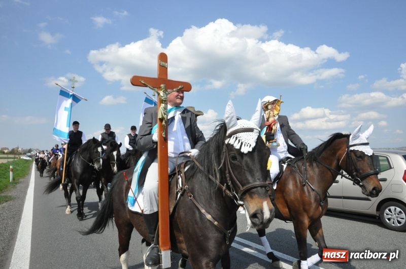 Zdjęcie w galerii na portalu naszraciborz.pl: Na procesji w Sudole biskup z Katowic oraz debiut nowego prezydenta [FOTO i WIDEO] wiadomości z regionu