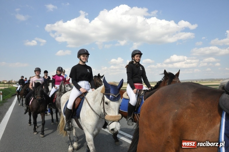 Zdjęcie w galerii na portalu naszraciborz.pl: Na procesji w Sudole biskup z Katowic oraz debiut nowego prezydenta [FOTO i WIDEO] wiadomości z regionu