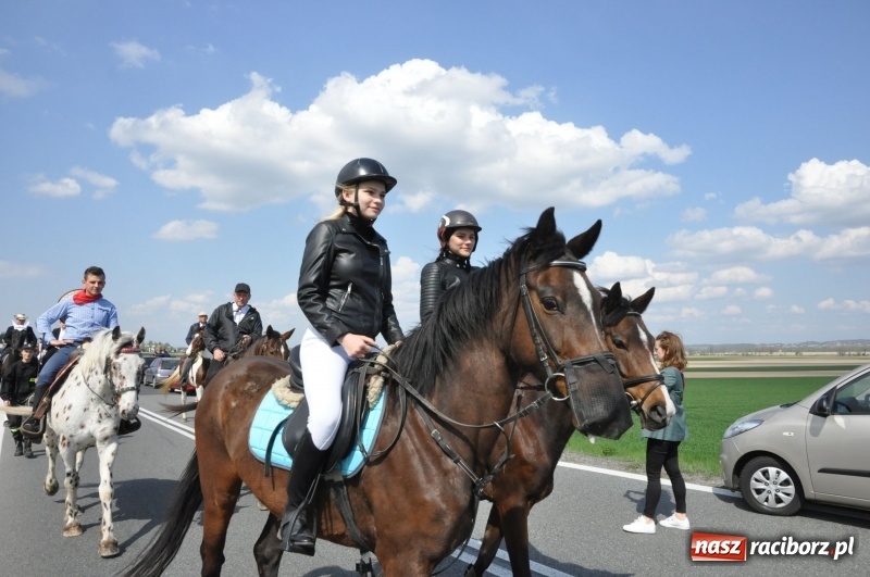 Zdjęcie w galerii na portalu naszraciborz.pl: Na procesji w Sudole biskup z Katowic oraz debiut nowego prezydenta [FOTO i WIDEO] wiadomości z regionu