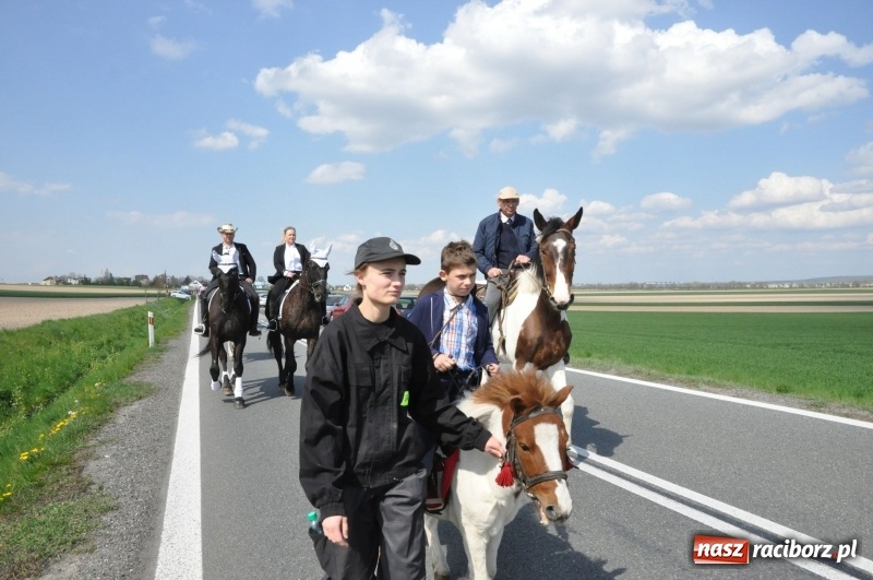 Zdjęcie w galerii na portalu naszraciborz.pl: Na procesji w Sudole biskup z Katowic oraz debiut nowego prezydenta [FOTO i WIDEO] wiadomości z regionu