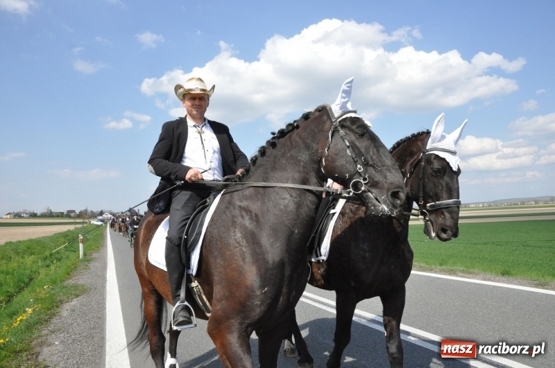 Zdjęcie w galerii na portalu naszraciborz.pl: Na procesji w Sudole biskup z Katowic oraz debiut nowego prezydenta [FOTO i WIDEO] wiadomości z regionu