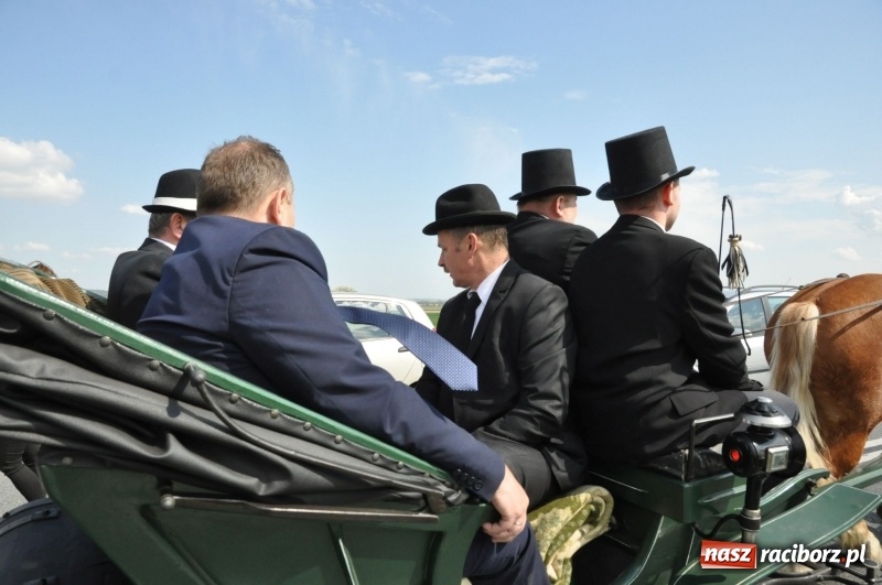 Zdjęcie w galerii na portalu naszraciborz.pl: Na procesji w Sudole biskup z Katowic oraz debiut nowego prezydenta [FOTO i WIDEO] wiadomości z regionu