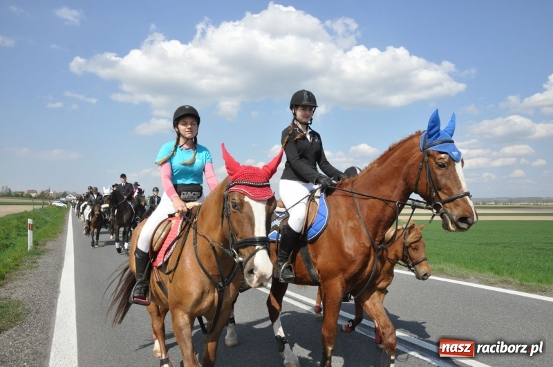 Zdjęcie w galerii na portalu naszraciborz.pl: Na procesji w Sudole biskup z Katowic oraz debiut nowego prezydenta [FOTO i WIDEO] wiadomości z regionu