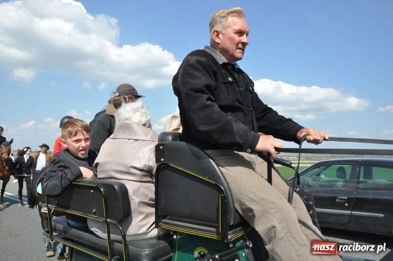 Zdjęcie w galerii na portalu naszraciborz.pl: Na procesji w Sudole biskup z Katowic oraz debiut nowego prezydenta [FOTO i WIDEO] wiadomości z regionu