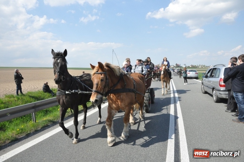 Zdjęcie w galerii na portalu naszraciborz.pl: Na procesji w Sudole biskup z Katowic oraz debiut nowego prezydenta [FOTO i WIDEO] wiadomości z regionu