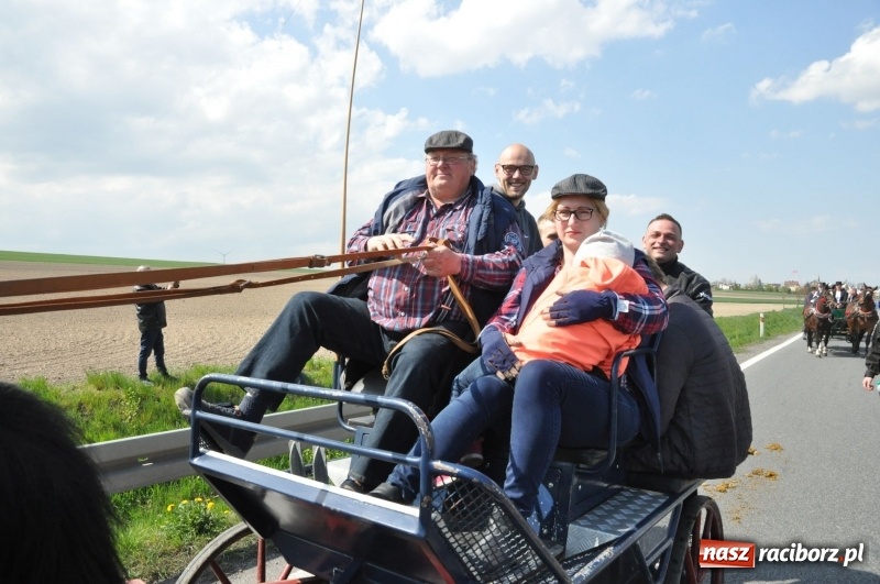 Zdjęcie w galerii na portalu naszraciborz.pl: Na procesji w Sudole biskup z Katowic oraz debiut nowego prezydenta [FOTO i WIDEO] wiadomości z regionu