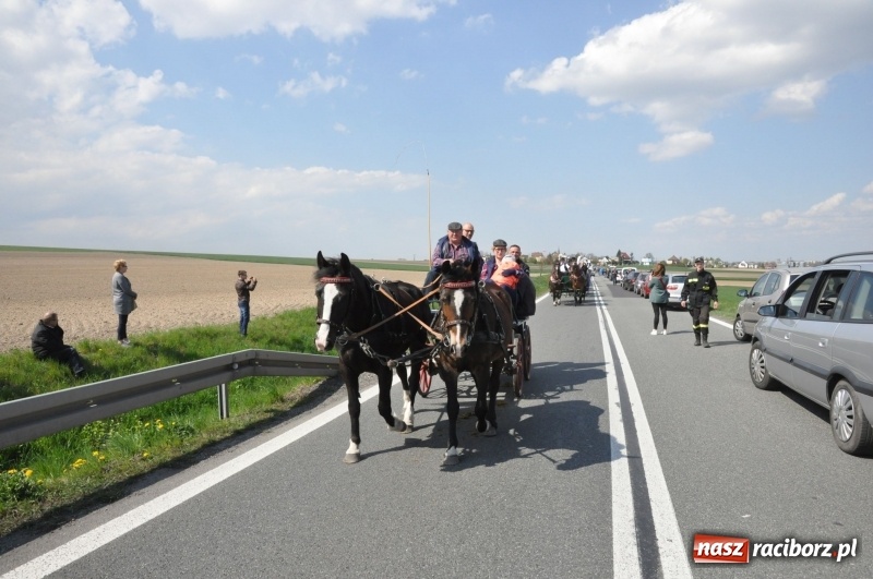 Zdjęcie w galerii na portalu naszraciborz.pl: Na procesji w Sudole biskup z Katowic oraz debiut nowego prezydenta [FOTO i WIDEO] wiadomości z regionu