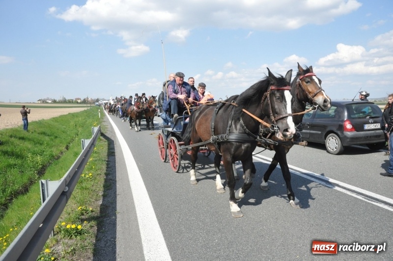Zdjęcie w galerii na portalu naszraciborz.pl: Na procesji w Sudole biskup z Katowic oraz debiut nowego prezydenta [FOTO i WIDEO] wiadomości z regionu