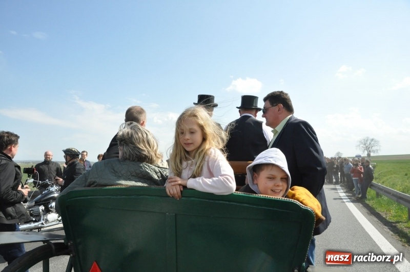 Zdjęcie w galerii na portalu naszraciborz.pl: Na procesji w Sudole biskup z Katowic oraz debiut nowego prezydenta [FOTO i WIDEO] wiadomości z regionu