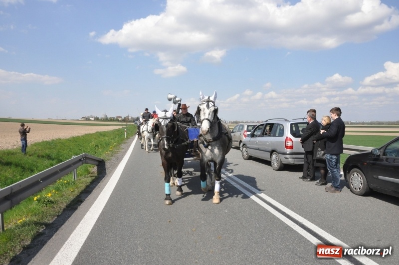 Zdjęcie w galerii na portalu naszraciborz.pl: Na procesji w Sudole biskup z Katowic oraz debiut nowego prezydenta [FOTO i WIDEO] wiadomości z regionu