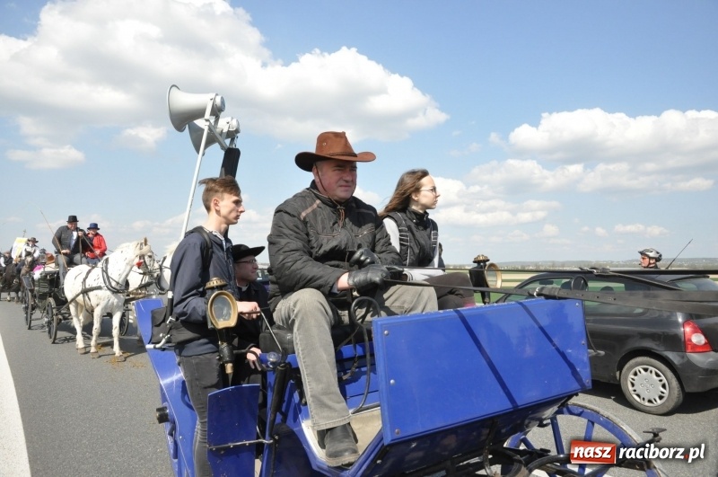 Zdjęcie w galerii na portalu naszraciborz.pl: Na procesji w Sudole biskup z Katowic oraz debiut nowego prezydenta [FOTO i WIDEO] wiadomości z regionu