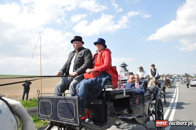Zdjęcie w galerii na portalu naszraciborz.pl: Na procesji w Sudole biskup z Katowic oraz debiut nowego prezydenta [FOTO i WIDEO] wiadomości z regionu
