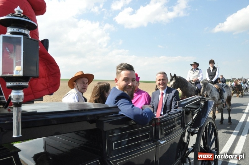 Zdjęcie w galerii na portalu naszraciborz.pl: Na procesji w Sudole biskup z Katowic oraz debiut nowego prezydenta [FOTO i WIDEO] wiadomości z regionu