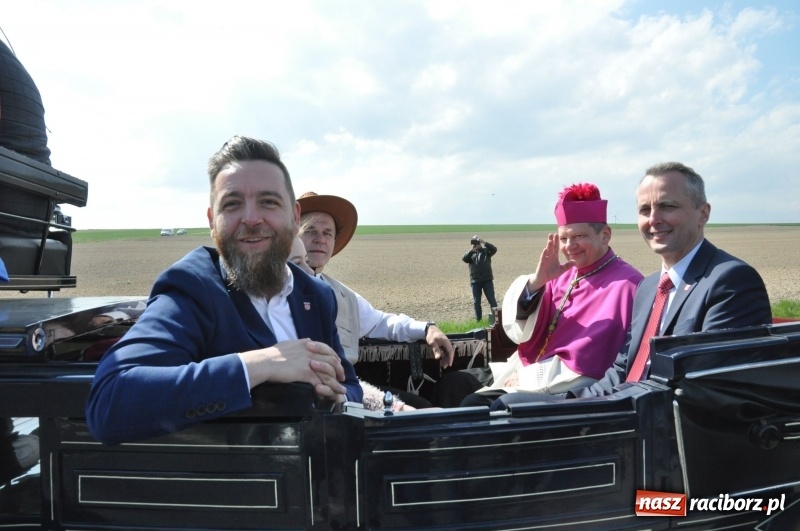 Zdjęcie w galerii na portalu naszraciborz.pl: Na procesji w Sudole biskup z Katowic oraz debiut nowego prezydenta [FOTO i WIDEO] wiadomości z regionu