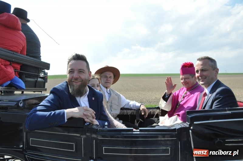 Zdjęcie w galerii na portalu naszraciborz.pl: Na procesji w Sudole biskup z Katowic oraz debiut nowego prezydenta [FOTO i WIDEO] wiadomości z regionu