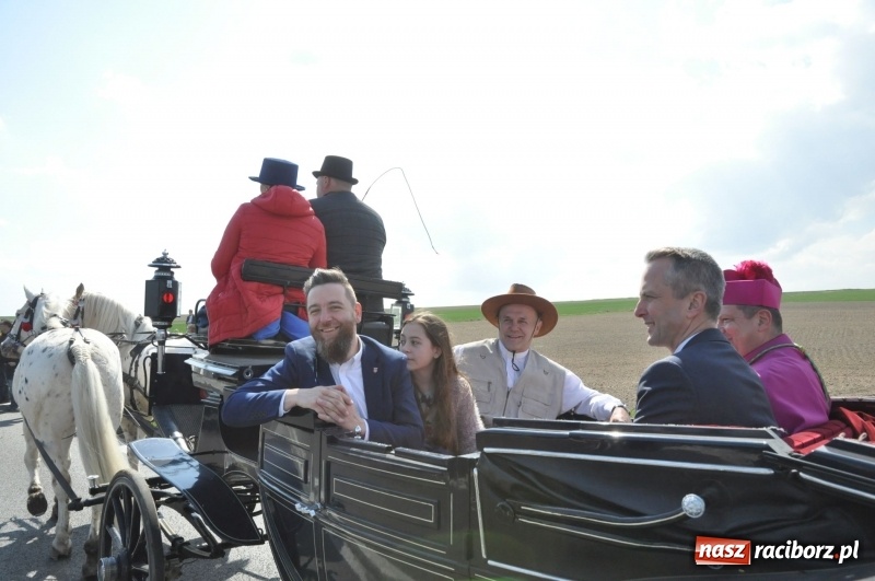 Zdjęcie w galerii na portalu naszraciborz.pl: Na procesji w Sudole biskup z Katowic oraz debiut nowego prezydenta [FOTO i WIDEO] wiadomości z regionu