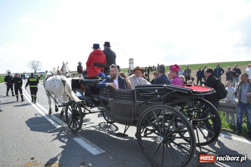 Zdjęcie w galerii na portalu naszraciborz.pl: Na procesji w Sudole biskup z Katowic oraz debiut nowego prezydenta [FOTO i WIDEO] wiadomości z regionu