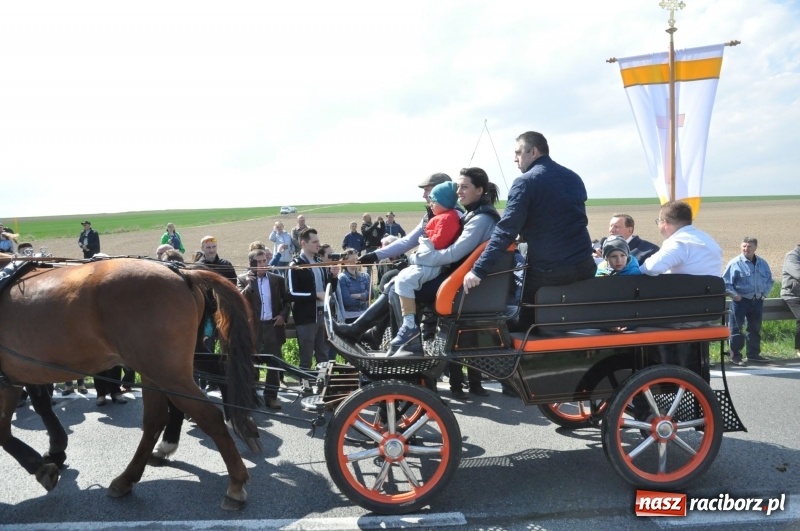 Zdjęcie w galerii na portalu naszraciborz.pl: Na procesji w Sudole biskup z Katowic oraz debiut nowego prezydenta [FOTO i WIDEO] wiadomości z regionu