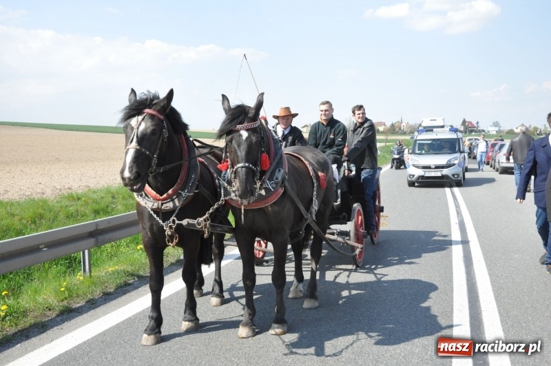 Zdjęcie w galerii na portalu naszraciborz.pl: Na procesji w Sudole biskup z Katowic oraz debiut nowego prezydenta [FOTO i WIDEO] wiadomości z regionu