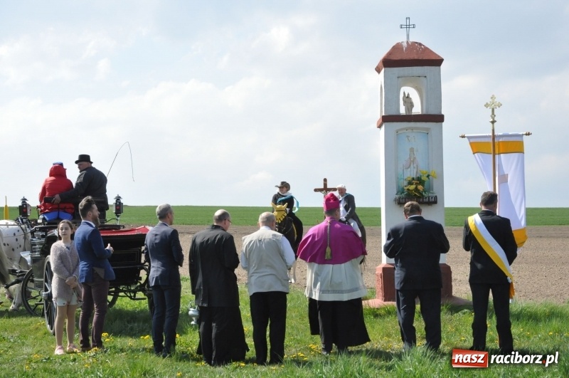 Zdjęcie w galerii na portalu naszraciborz.pl: Na procesji w Sudole biskup z Katowic oraz debiut nowego prezydenta [FOTO i WIDEO] wiadomości z regionu