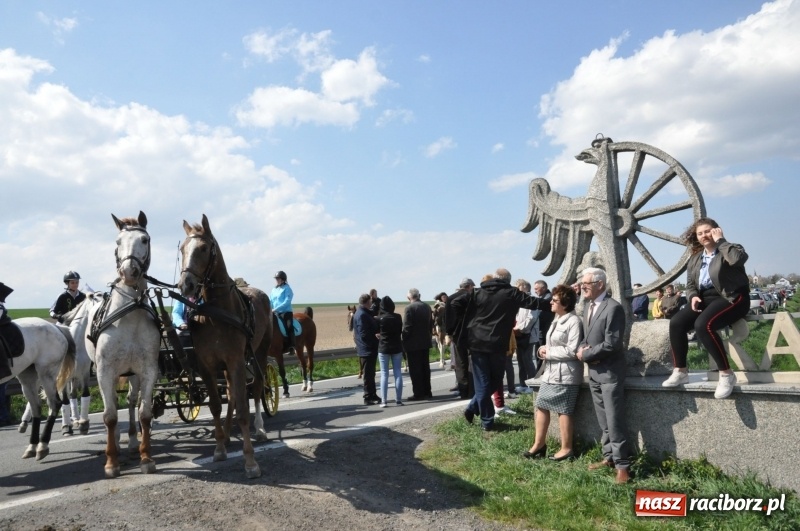 Zdjęcie w galerii na portalu naszraciborz.pl: Na procesji w Sudole biskup z Katowic oraz debiut nowego prezydenta [FOTO i WIDEO] wiadomości z regionu