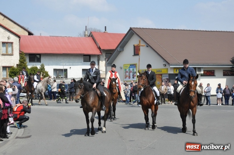 Zdjęcie w galerii na portalu naszraciborz.pl: Procesja konna w Pietrowicach Wielkich z premierem na pokładzie [FOTO i WIDEO] wiadomości z regionu