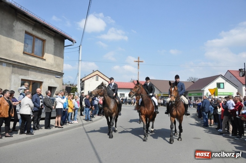 Zdjęcie w galerii na portalu naszraciborz.pl: Procesja konna w Pietrowicach Wielkich z premierem na pokładzie [FOTO i WIDEO] wiadomości z regionu