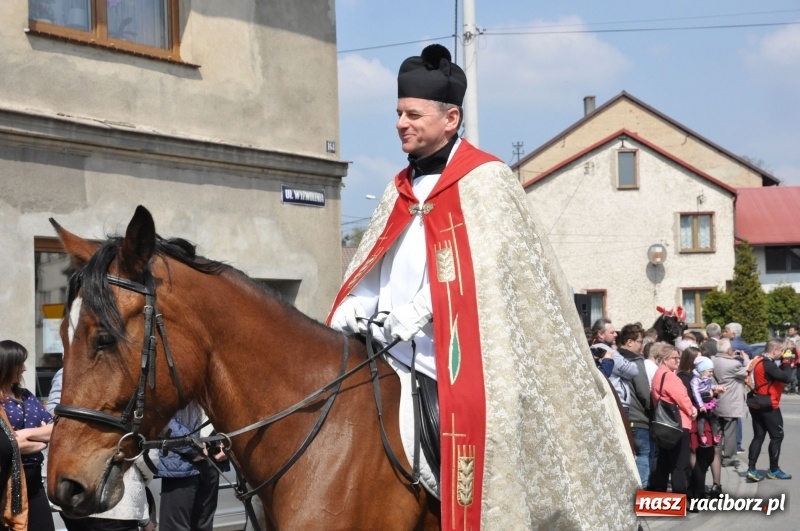 Zdjęcie w galerii na portalu naszraciborz.pl: Procesja konna w Pietrowicach Wielkich z premierem na pokładzie [FOTO i WIDEO] wiadomości z regionu
