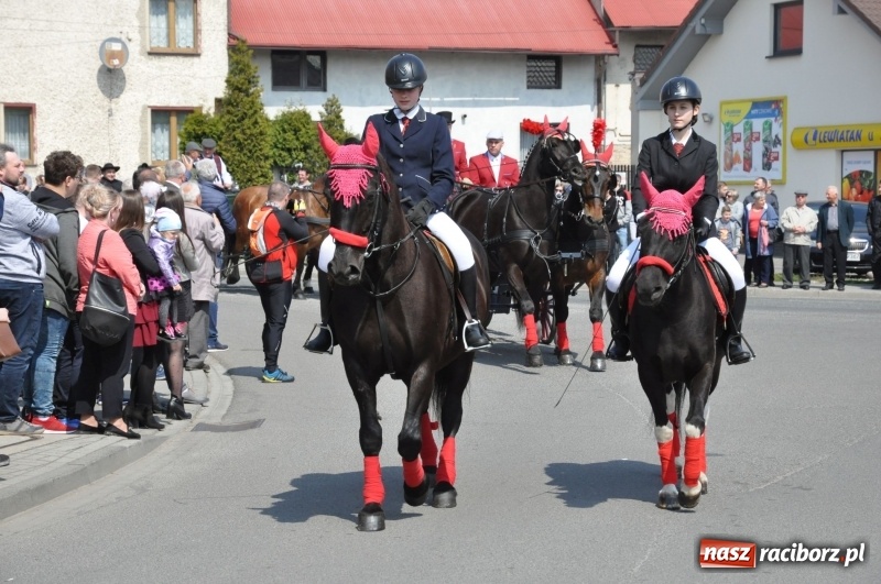 Zdjęcie w galerii na portalu naszraciborz.pl: Procesja konna w Pietrowicach Wielkich z premierem na pokładzie [FOTO i WIDEO] wiadomości z regionu