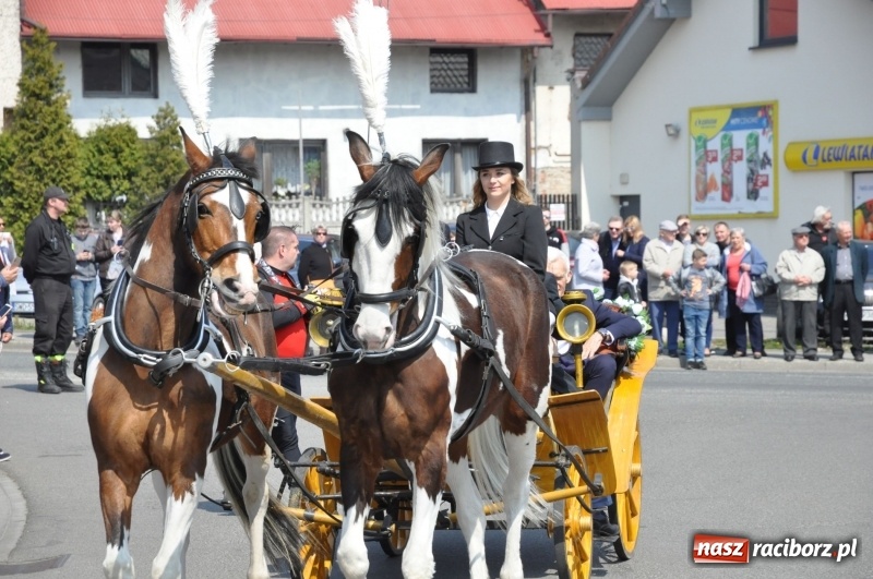 Zdjęcie w galerii na portalu naszraciborz.pl: Procesja konna w Pietrowicach Wielkich z premierem na pokładzie [FOTO i WIDEO] wiadomości z regionu