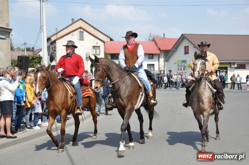 Zdjęcie w galerii na portalu naszraciborz.pl: Procesja konna w Pietrowicach Wielkich z premierem na pokładzie [FOTO i WIDEO] wiadomości z regionu