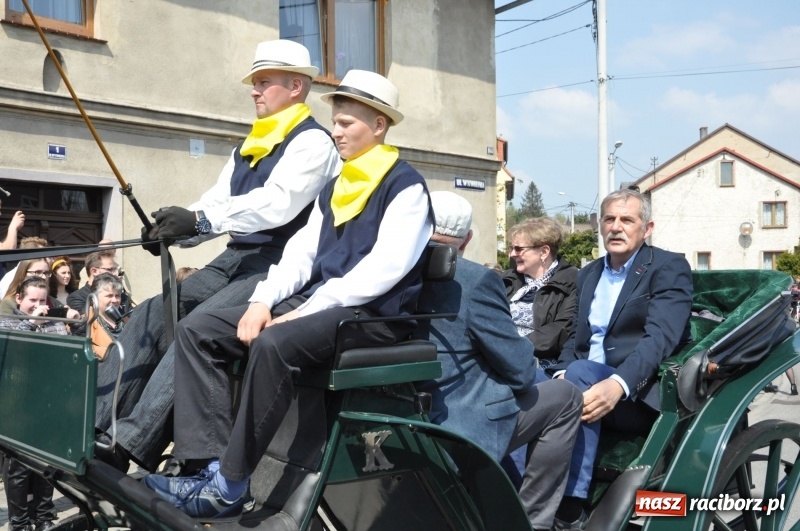Zdjęcie w galerii na portalu naszraciborz.pl: Procesja konna w Pietrowicach Wielkich z premierem na pokładzie [FOTO i WIDEO] wiadomości z regionu