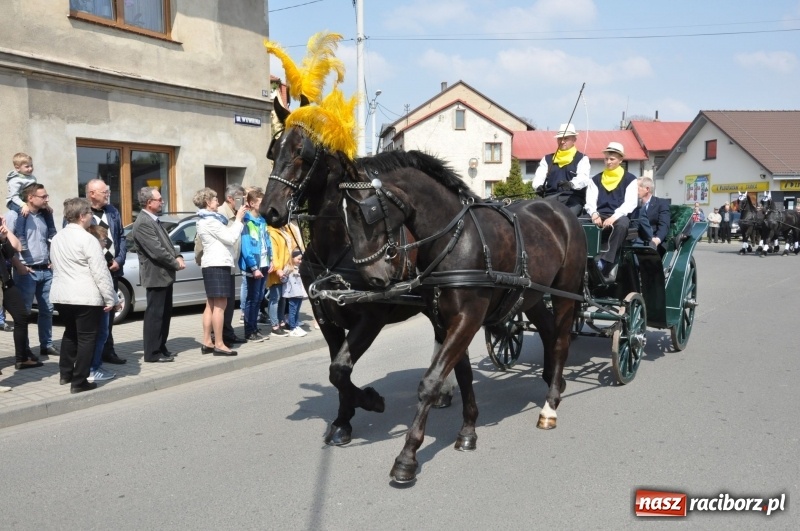 Zdjęcie w galerii na portalu naszraciborz.pl: Procesja konna w Pietrowicach Wielkich z premierem na pokładzie [FOTO i WIDEO] wiadomości z regionu