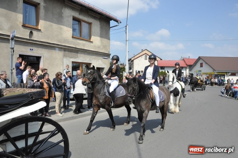 Zdjęcie w galerii na portalu naszraciborz.pl: Procesja konna w Pietrowicach Wielkich z premierem na pokładzie [FOTO i WIDEO] wiadomości z regionu