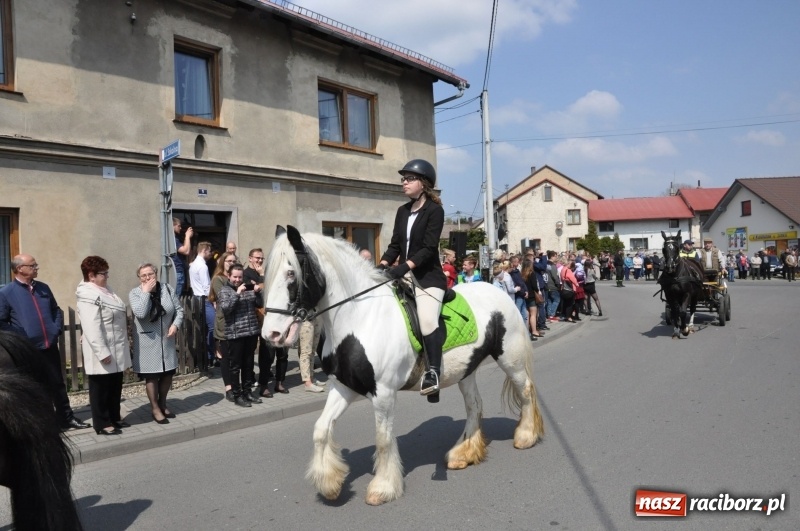 Zdjęcie w galerii na portalu naszraciborz.pl: Procesja konna w Pietrowicach Wielkich z premierem na pokładzie [FOTO i WIDEO] wiadomości z regionu
