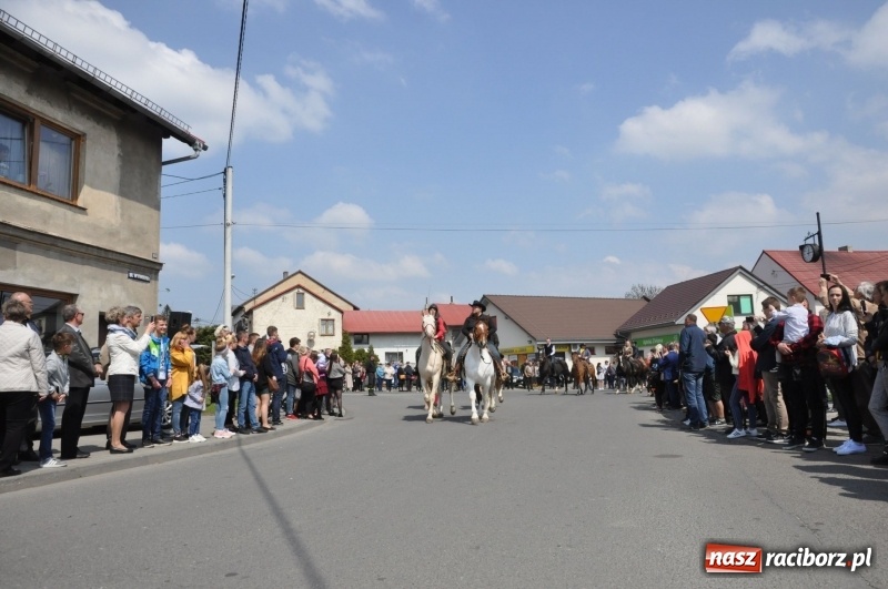 Zdjęcie w galerii na portalu naszraciborz.pl: Procesja konna w Pietrowicach Wielkich z premierem na pokładzie [FOTO i WIDEO] wiadomości z regionu
