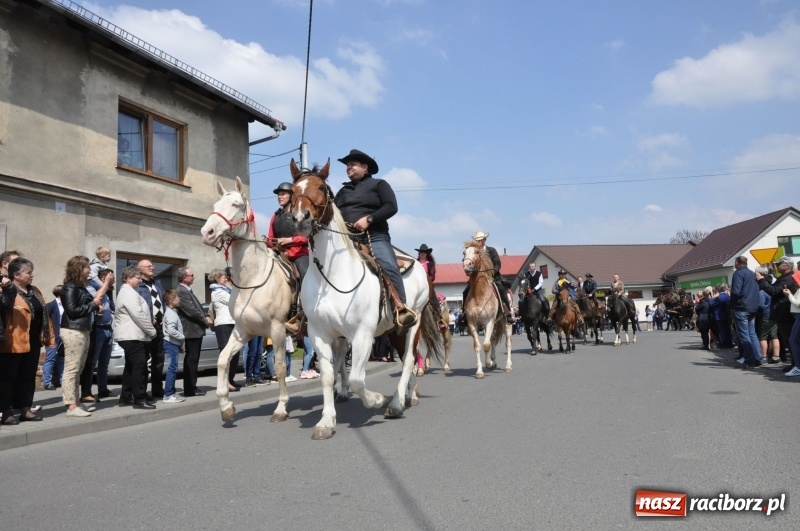 Zdjęcie w galerii na portalu naszraciborz.pl: Procesja konna w Pietrowicach Wielkich z premierem na pokładzie [FOTO i WIDEO] wiadomości z regionu