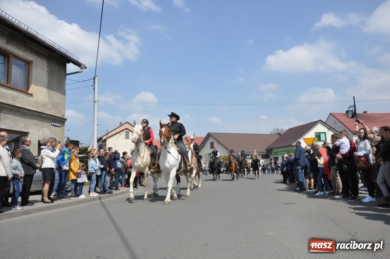 Zdjęcie w galerii na portalu naszraciborz.pl: Procesja konna w Pietrowicach Wielkich z premierem na pokładzie [FOTO i WIDEO] wiadomości z regionu
