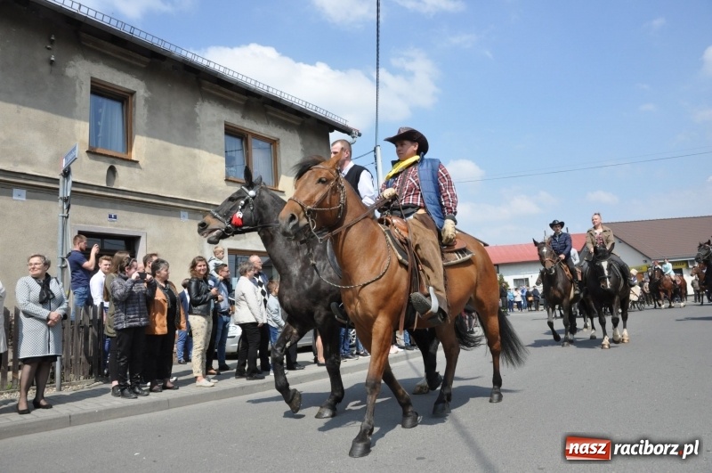Zdjęcie w galerii na portalu naszraciborz.pl: Procesja konna w Pietrowicach Wielkich z premierem na pokładzie [FOTO i WIDEO] wiadomości z regionu