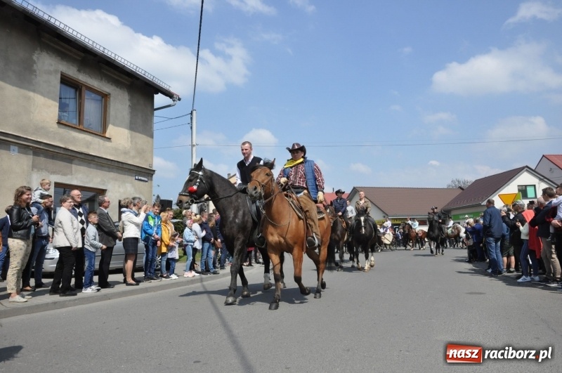 Zdjęcie w galerii na portalu naszraciborz.pl: Procesja konna w Pietrowicach Wielkich z premierem na pokładzie [FOTO i WIDEO] wiadomości z regionu