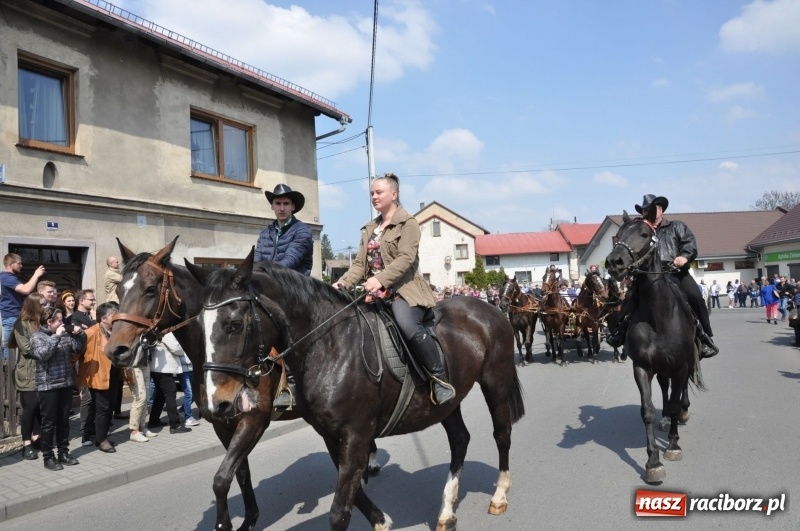 Zdjęcie w galerii na portalu naszraciborz.pl: Procesja konna w Pietrowicach Wielkich z premierem na pokładzie [FOTO i WIDEO] wiadomości z regionu