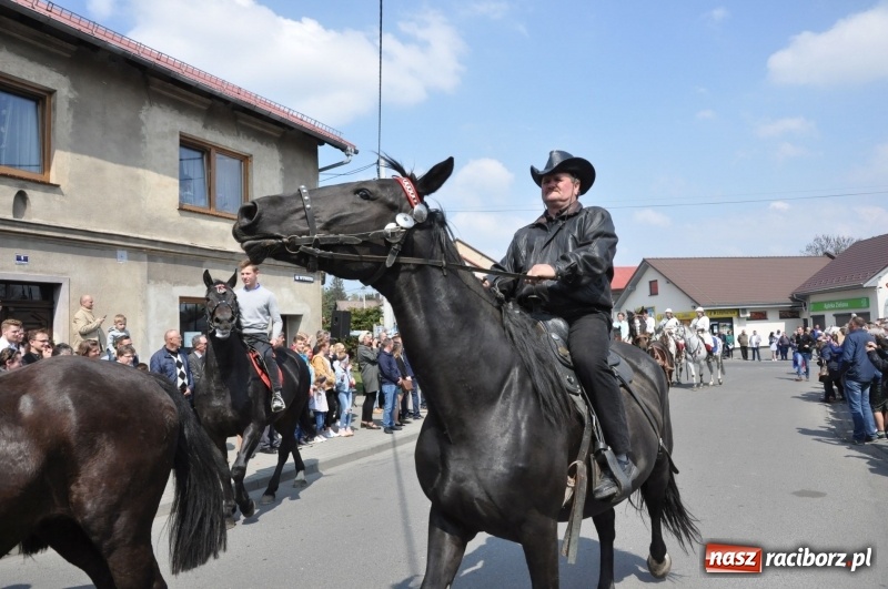 Zdjęcie w galerii na portalu naszraciborz.pl: Procesja konna w Pietrowicach Wielkich z premierem na pokładzie [FOTO i WIDEO] wiadomości z regionu