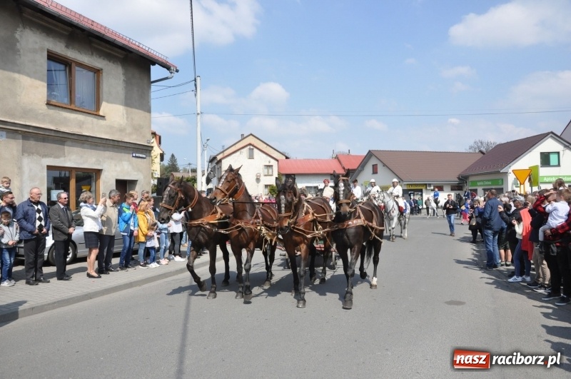 Zdjęcie w galerii na portalu naszraciborz.pl: Procesja konna w Pietrowicach Wielkich z premierem na pokładzie [FOTO i WIDEO] wiadomości z regionu