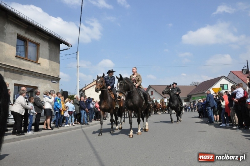 Zdjęcie w galerii na portalu naszraciborz.pl: Procesja konna w Pietrowicach Wielkich z premierem na pokładzie [FOTO i WIDEO] wiadomości z regionu