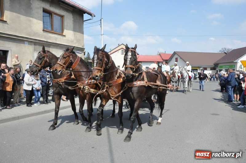 Zdjęcie w galerii na portalu naszraciborz.pl: Procesja konna w Pietrowicach Wielkich z premierem na pokładzie [FOTO i WIDEO] wiadomości z regionu